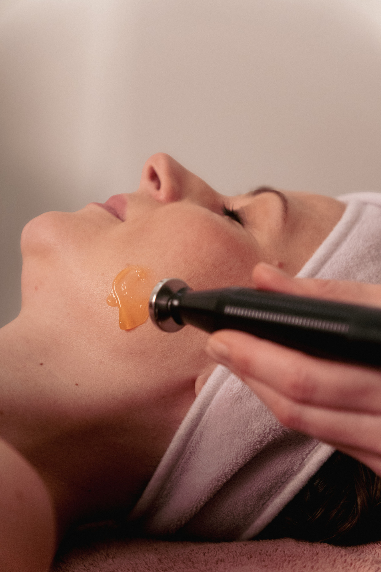 Environ gezichtsbehandeling met DF-apparaat bij Clé de Beauté
