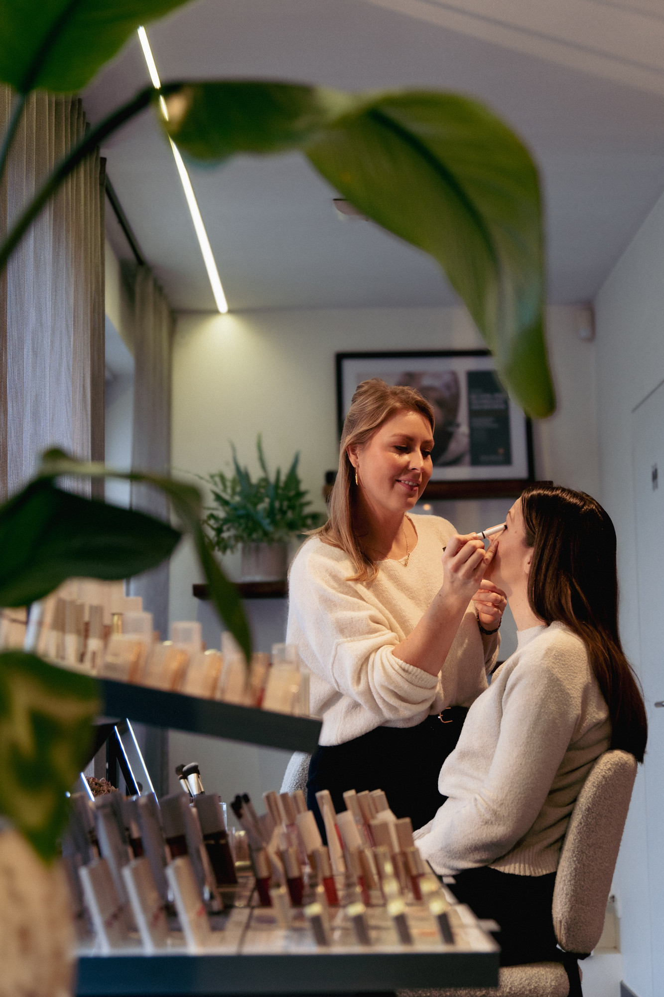 Anje van Clé de Beauté brengt jane iredale make-up aan